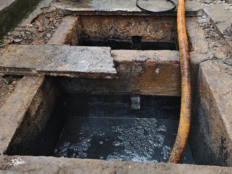 东方城清理化粪池